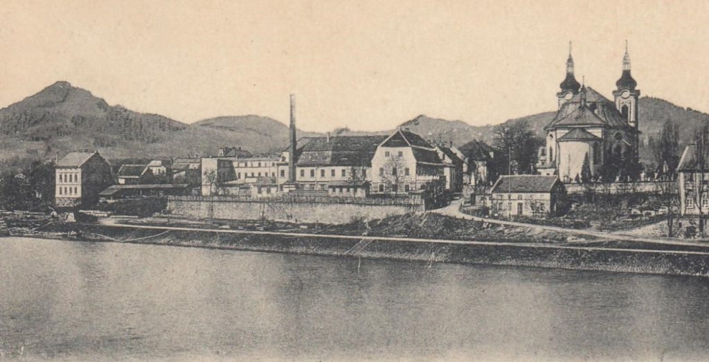 vpravo bývalý hřbitov v Rozbělesých